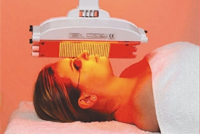 Visuel de la machine omnilux &eacute;quip&eacute;e de la t&ecirc;te Omnilux Revive,exemple d'une s&eacute;ance de phototh�rapie